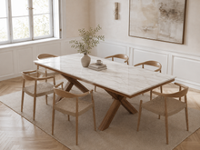 طاولة طعام من حجر الترافرتين البيج بأرجل متقاطعة